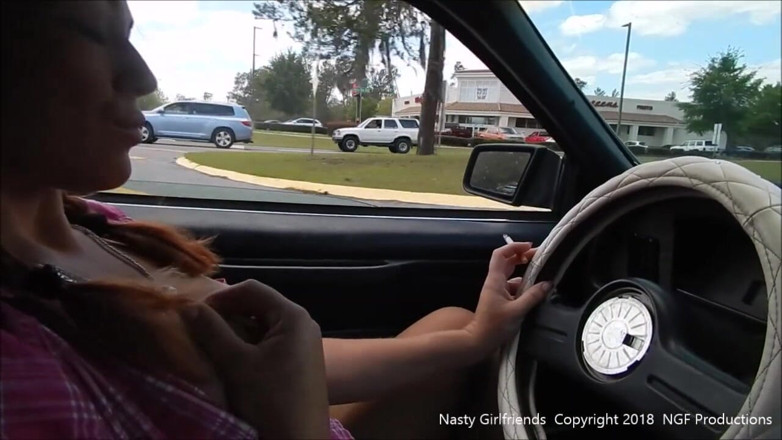 Nasty Girlfriends: Smokin - rebelde gostosa dirigindo e se mostrando