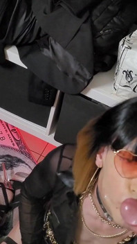 La Patronne Taille Des Pipes Pour La Prime De Noel. 15 pro 23 Ejaculation Sur Les Lunettes Vanessabitchx Pctrvprod 75 HD 2K