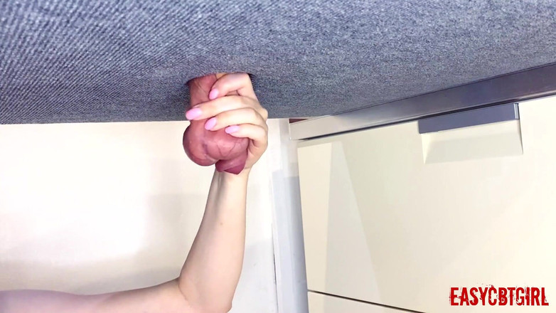 AnnyCandyPainboy: Herrin verdreht und dehnt sklavenbälle und schwanz, easycbtgirl