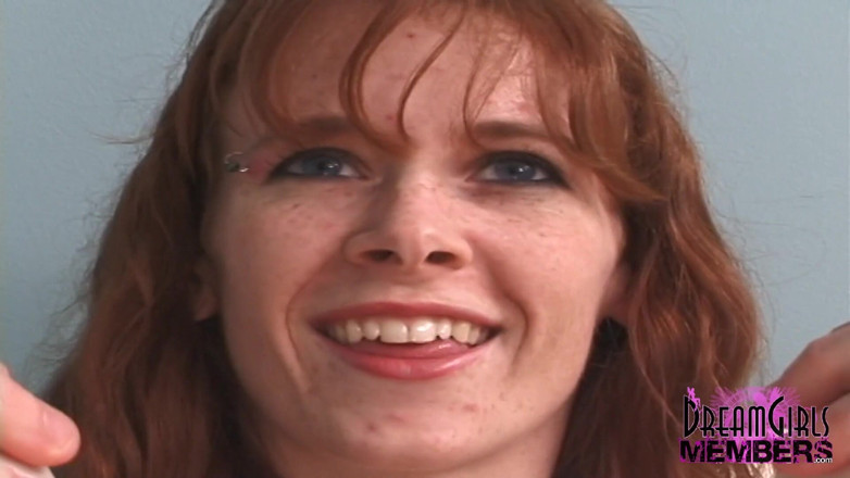 Dream Girls: Ginger Newcumer spreizt ihre haarige muschi