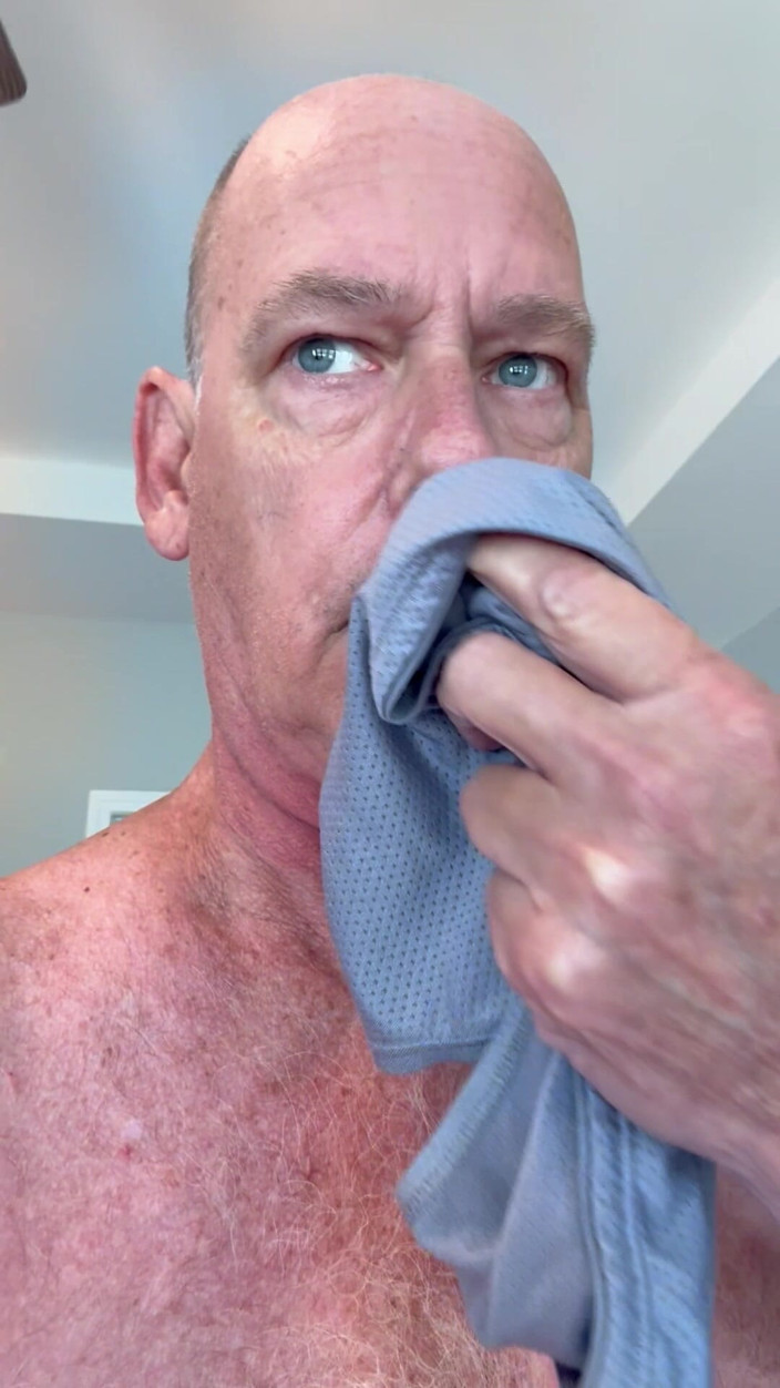 Professor Paul: Il patrigno sporco annusa le mutandine