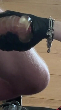 Nahaufnahme domina fickt schwanz zu ruiniertem orgasmus in einem glas