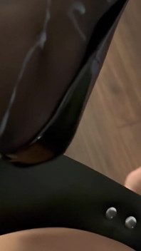 Footjob Från het fru till fästman resulterar i cum glaserade höga klackar &svarta nylons i läderkedjad gunga Amatör hemlagad