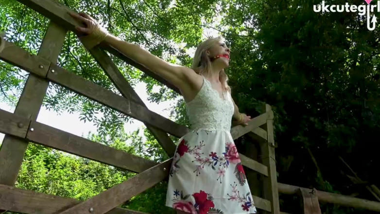 UKCuteGirl Lucy Lauren: Damsel diikat pada Gate Crucifix Bondage &amp; Ballgagged