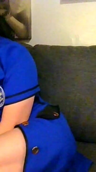 Důstojník z noční směny je unavený zíváním