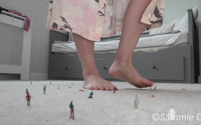 Sammie Cee: Barefoot Giantess