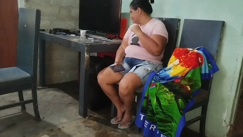 Adribella69: Я мастурбирует мою игрушку и ее тантали куклу перед ней, не замечая, пока она разговаривает по телефону