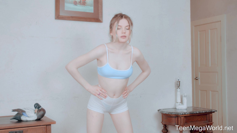 Teen Mega World: Nahé cvičení končí orgasmem