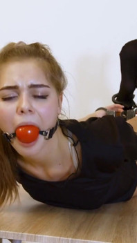 Leya's hogcuffs endurance challenge