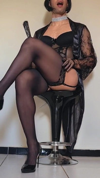 Zwarte satijnen lingerie, hoge hakken en sensueel sperma