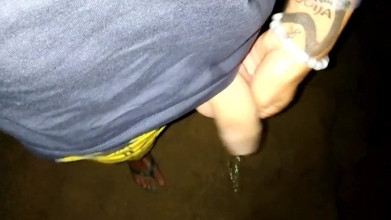 Compilation 2 volte ragazzo gay cazzo non circonciso piscia sulla spiaggia e che mostra il viso