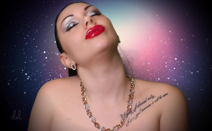 Goddess Misha Goldy: Đôi môi đỏ gợi cảm của tôi cảm thấy tốt trên...