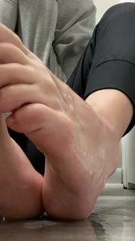 Vidéo d’huile des pieds nues avec des orteils qui glissent et glissent par les pieds d’Ivy
