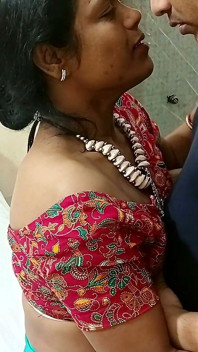 Simran, belle bhabhi indienne sexy, partage son lit et baise romantique avec son copain