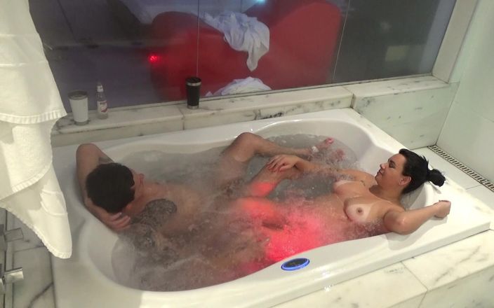 Leydis Gatha: Koppel ontspant in het bubbelbad na intense seks in alle...