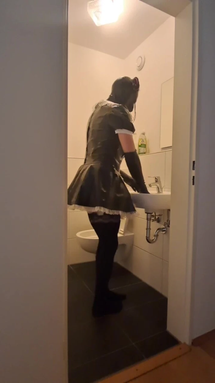 2GirlTs1Cock: 새장 Sissy Maid 노예 - 여주인과 남친을 위한 화장실 청소