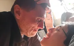 Baba evde yalnızken erkeklerinin yarağını emiyor