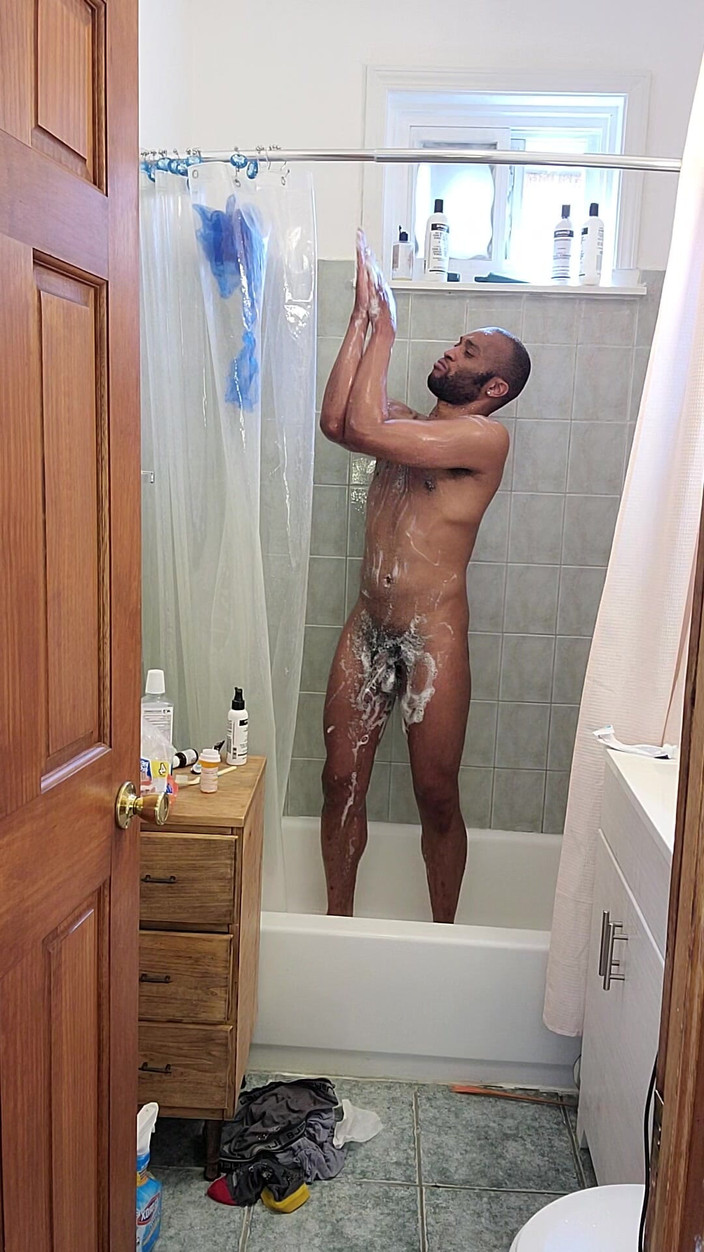 Kennie Jai: Sexig dusch från Kennie Jai