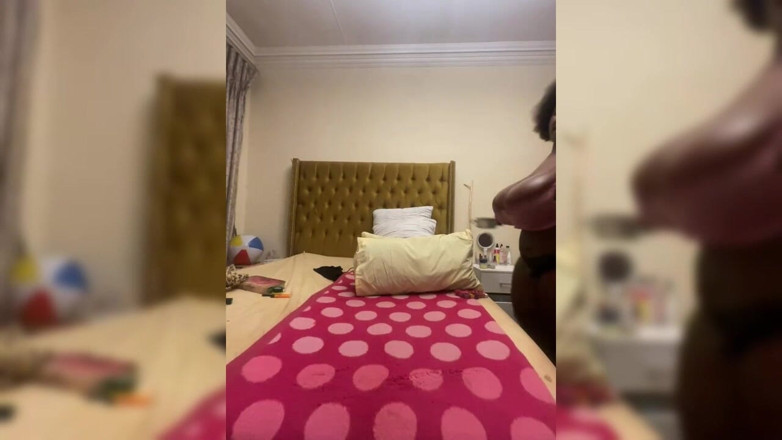 Legendary Booty Overdose: สาวผิวดํา SSBBW หยอกล้ออาบน้ําและช่วยตัวเอง