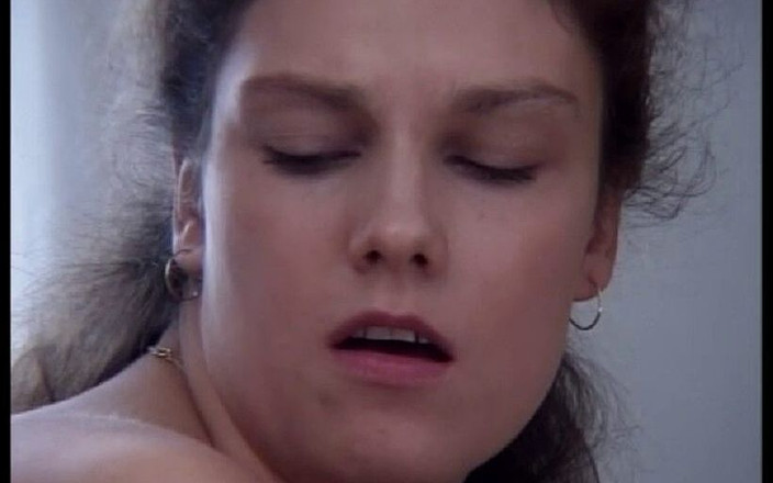 Videorama: Sweet Teeny Thing bị bạn trai của cô ấy ăn thịt