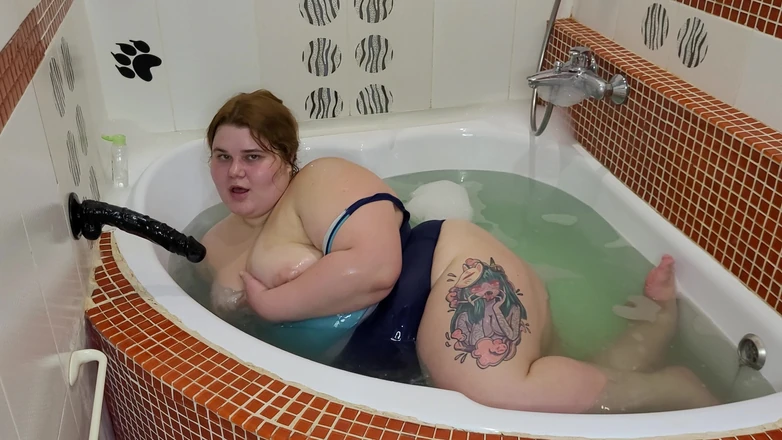 Peach Desert: Prosím, šukej mě přímo v koupelně do mého obrovského naolejovaného zadku