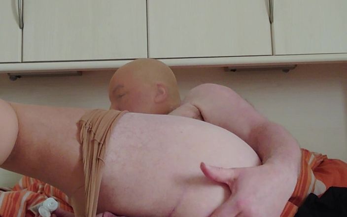 Carmen_Nylonjunge: Medias finas y el plug anal en la cama 1