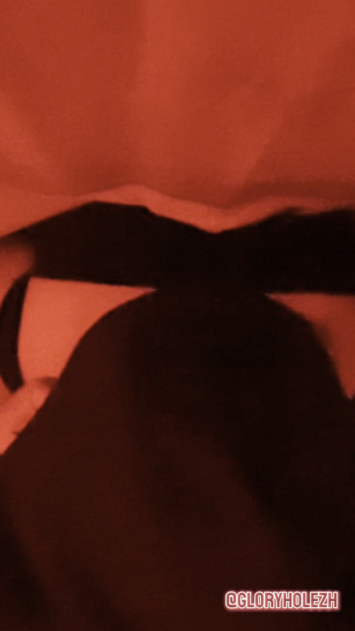 gloryholezh: Il ragazzo delle consegne arabe si ferma per un pompino...