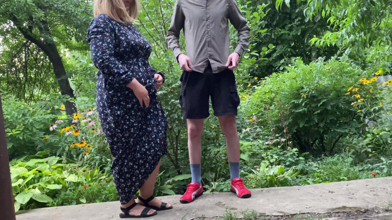 OurFetishLife: Une belle-mère MILF aide son beau-fils à faire pipi dehors et à...
