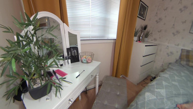 BangAfan: Tante seksi dengan toket besar ini lagi asik telan spermanya...