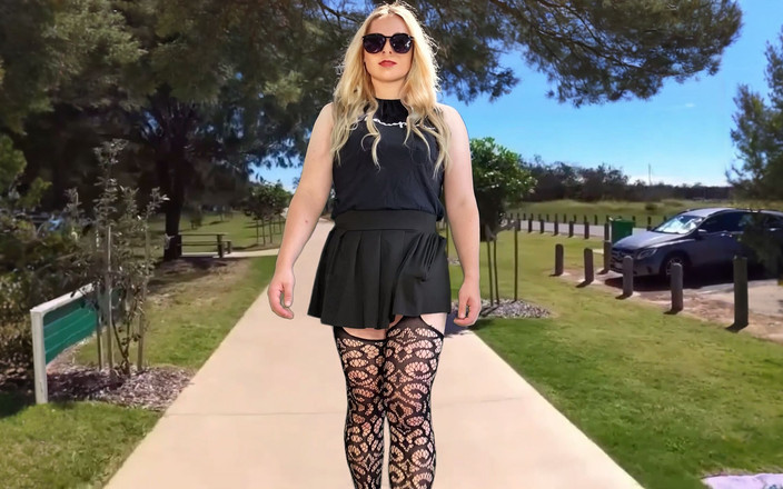 Lucas Nathan King: Pulă monstruoasă transsexuală în mini-fustă se expune