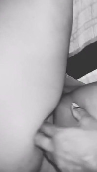 Das Siegel Des Mädchens War Zum Ersten Mal Gebrochen Und Sie Fing an, Schmerzen in Ihrem Vagina-porno-video Zu Haben
