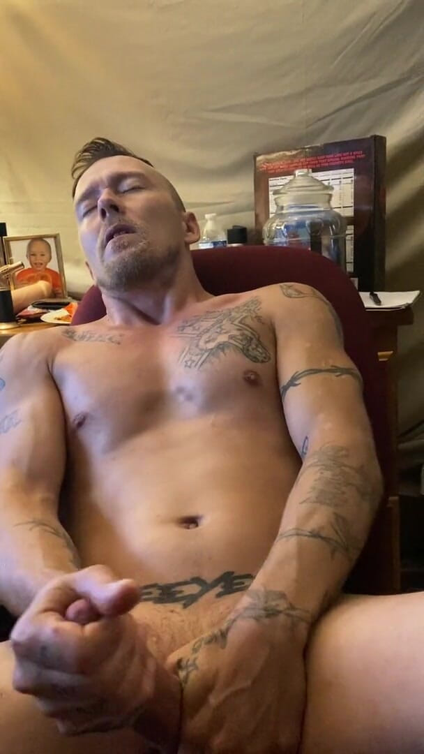 BlessedTongue_KuntryHung: HungKuntryBoy streichelt sein sperma
