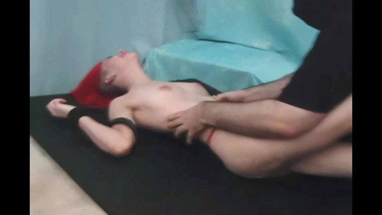 BleuFetish Tickling: Holly şapşal ve gıdıklanıyor! Holly gizemli ellerin eğlencesine bacaklarını sallıyor