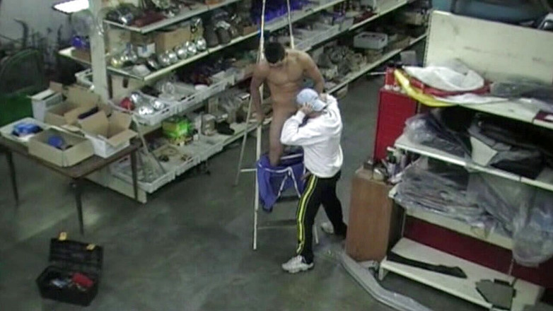 STRAIGHTS BOYS COERCED TO FUCK GAY: ガレージでラテン系ストレート労働者に犯される