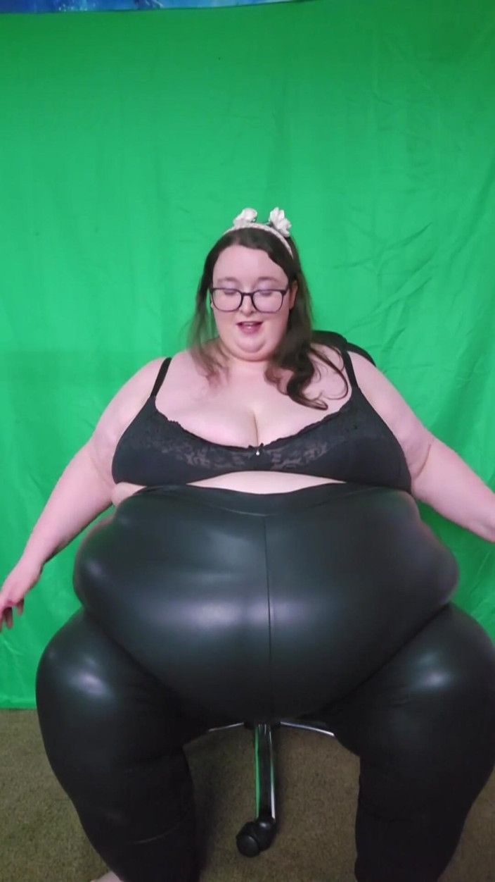 SSBBWLadyBrads: Awek montel super saiz seluar kulit ketat adat