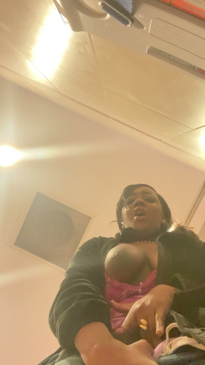 ALLIYAH ALECIA: Rychlá Sólová Veřejná Masturbace V Koupelně Walmart