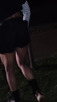 Mika Kawaii's Hot Chocolate Ass &s Krämig rygg till rygg sprut i offentlig park på natten
