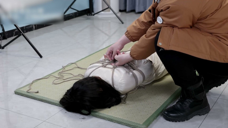 Asian bondage: Teman wanita memakai gaun dan stoking, diikat dengan tali