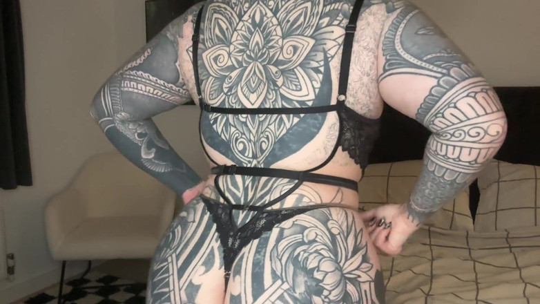 Miss Valentina: Тур татуювання богині