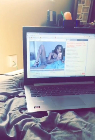 AJ180: Aj180 vypadá úžasně na vysokých podpatcích