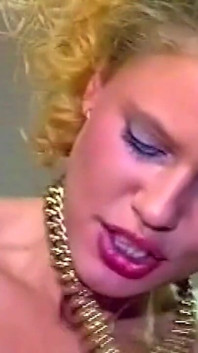 Blond Vixen slukar röv och kuk i Wild Romp