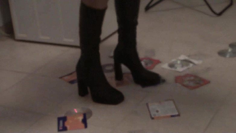 Foot Girls: Crushing blonde making a mess with her high heels
