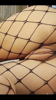 Pohled zblízka na mé anální škádlení prstů a vibro anální kolík