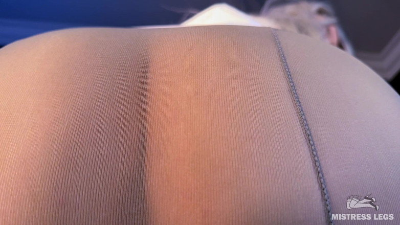Mistress Legs: Siedzę mój duży tyłek w nylonowych rajstopach bezpośrednio na twarzy -...