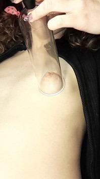 私の乳首をポンピングする