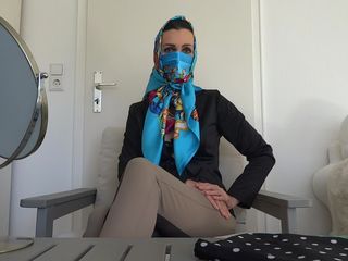Lady Victoria Valente: Носила 4 различных атласных шарф-маски с платками