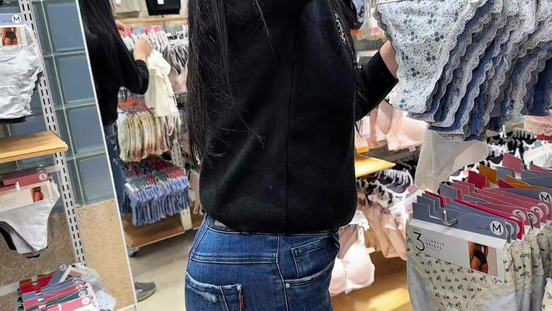 Sweetfantasy131: Widząc moją przyrodnią siostrę w przymierzalni przymierzając ubrania, tak mnie...