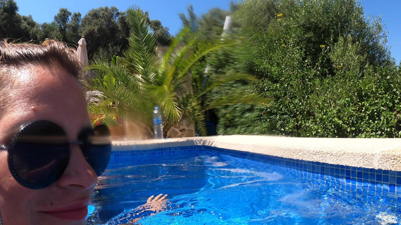Europe MILFs Outdoor: Procace bionda miLF cavalca un cazzo selvaggiamente a bordo piscina