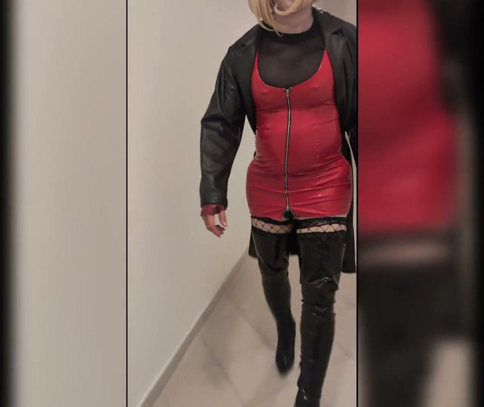 Chatuser: Walk in Parking House, Blonde in Overknee Boots, Red Pvc...