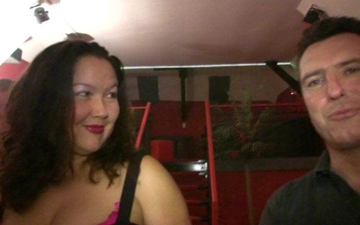 Bukkake Partys: Milf cachonda follada por una horda de pollas y empapada...